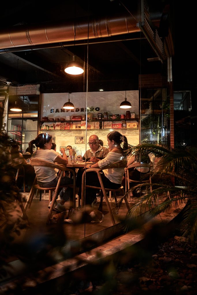 Pizza napolitana artesanal recién horneada en Pizzarrino, Ciudad del Río, Medellín